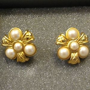 Pearl earrings for pierced ears
